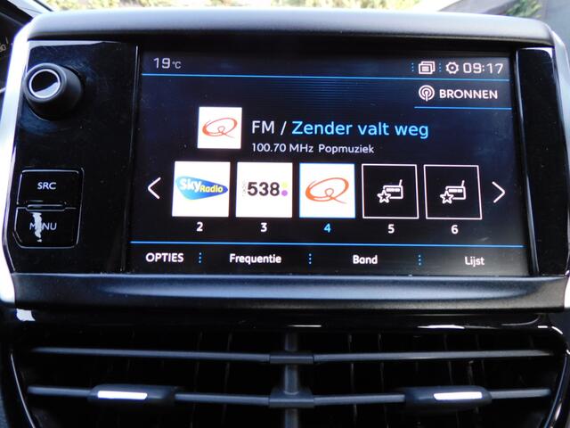 Peugeot 208 1.2 PureTech Blue Lion CARPLAY/ANDROID! DEALER ONDERHOUDEN! FULLMAP NAVI! PARKEERSENSOREN! AIRCO! CRUISE!