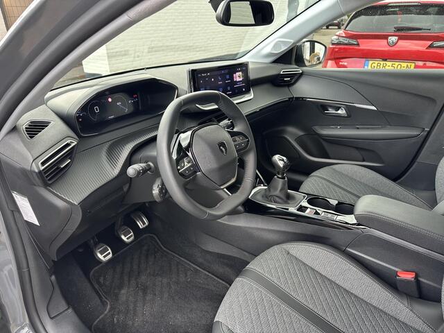Peugeot 208 1.2 Turbo 100 PK Allure 6-Bak | Navigatie via Telefoon | Stoelverwarming | 360 Graden Camera | Adaptieve Cruise Control | LED Verlichting | Climate Control | Dode Hoek Detectie | Voor + Achter Parkeersensoren | 16" Lichtmetalen Velgen |