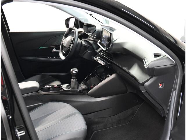 Peugeot 208 1.2 100PK Allure | AppleCarplay/Android Auto | Armsteun | Parkeersensoren | FULL LED | Lederen Stuurwiel | Climate Control | Cruise Control | 17" LMV | Isofix | Privacy Glass |