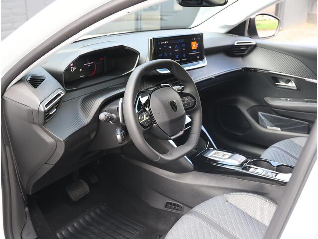 Peugeot 208 Hybrid 100 PK e-DCS6 Allure incl. ¤ 4.200,- korting !! | Navigatie | Parkeersensoren | LED | Lederen Stuurwiel | Climate Control | Cruise Control | 16" LMV | Apple Carplay/Android Auto |
