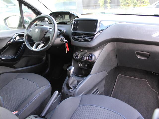 Peugeot 208 1.2 PureTech Signature | Navi / Airco / Trekhaak