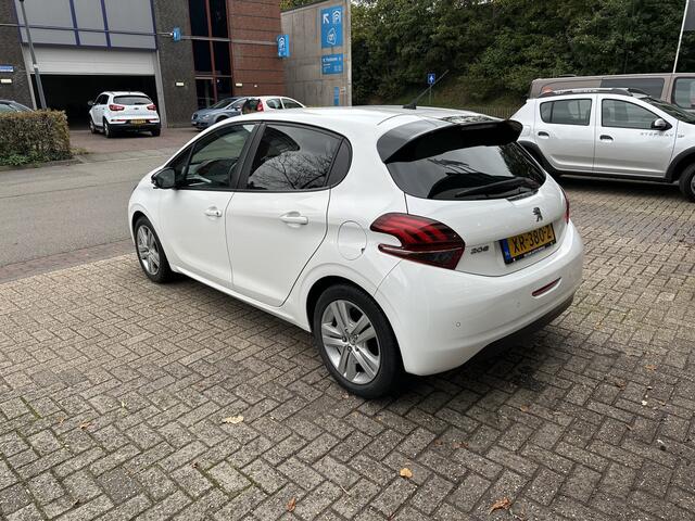 Peugeot 208 1.2 PureTech Signature All-in Prijs Cruise/Parkeer sensoren/Navi/Apple Carplay, Android auto