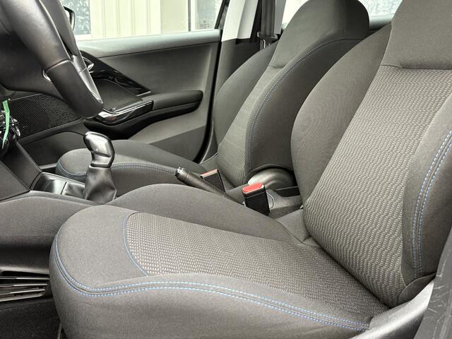 Peugeot 208 1.2 PureTech Signature | Navi | Carplay/Android | Cruise & Climate Control | PDC | All Season | Interesse? Bel of App naar: 06 30 51 05 90