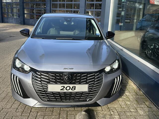 Peugeot 208 Allure 1.2 Turbo 100 PK 6-Bak | LED Koplampen | Slechts 9.850 KM !| Facelift Model | Parkeersensoren Rondom | 10'' inch Touch Screen | Draadloze telefoon Navigatie via Apple Car play/ Android Auto | Cruise Control | Rijbaan Bewaking | Stuurwiel Bediening