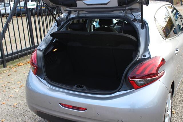Peugeot 208 1.2 PureTech Signature, Navigatie!