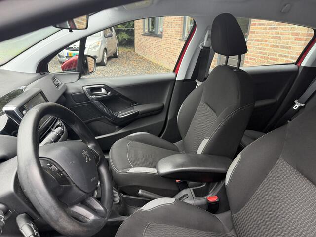 Peugeot 208 1.2 PureTech Blue Lion apple carplay Navi cruise contr airco . PDC