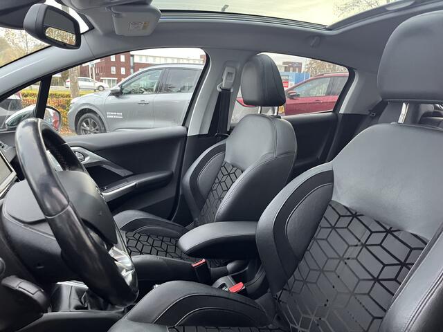 Peugeot 208 1.2 PureTech Première | Matte lak | Afneembare trekhaak | Panoramadak | Camera | Carplay | Navi | etc. etc.