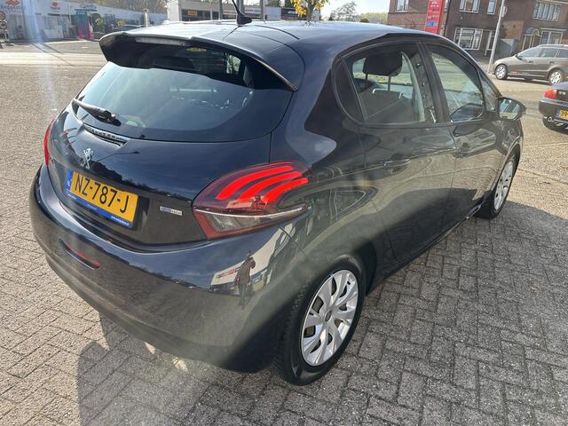 Peugeot 208 1.2 PureTech Blue Lion Complete uitvoering, goed onderhouden. Navigatie, PDC, telefoonvoorbereiding etc.