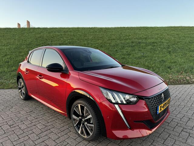 Peugeot 208 1.2 PureTech GT Pack Massagestoel | Stoelverwarming |Pano | Camera | Apple Carplay