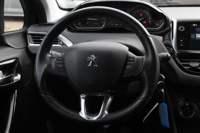 Peugeot 208 1.2 PureTech Signature Navigatie / Parkeerhulp achter / 16'' / DAB / Bluetooth / Cruise Control