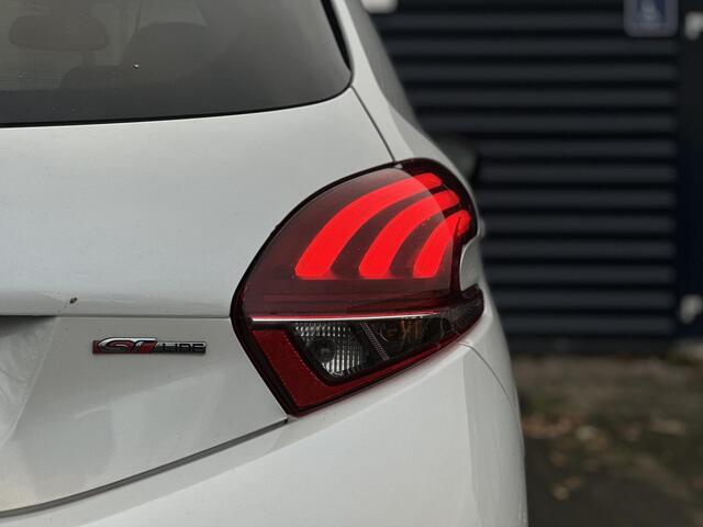 Peugeot 208 1.2 PureTech 110pk GT-line | Panoramadak | Navigatie | Climate Control | Apple Carplay/Android Auto | Parkeercamera/-sensoren | Cruise Control |