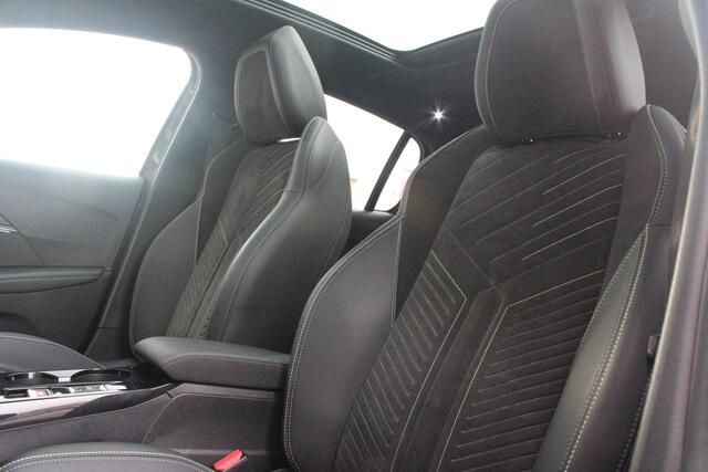 Peugeot 208 Hybrid 145PK e-DCS6 GT PACK | ELEKTRISCH VERSTELBARE BESTUURDERSSTOEL MET MASSAGE FUNCTIE | CAMERA VOOR + ACHTER | ALCANTARA BEKLEDING | DODEHOEK DETECTIE | ADAPTIVE CRUISE CONTROL | NAVIGATIE | DRAADLOZE APPLE CARPLAY/ANDROID AURO | PANORAMA DAK | ZWART