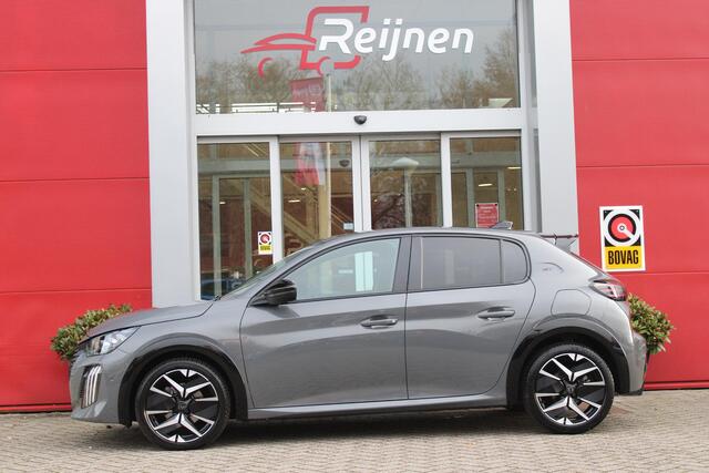 Peugeot 208 Hybrid 145PK e-DCS6 GT PACK | ELEKTRISCH VERSTELBARE BESTUURDERSSTOEL MET MASSAGE FUNCTIE | CAMERA VOOR + ACHTER | ALCANTARA BEKLEDING | DODEHOEK DETECTIE | ADAPTIVE CRUISE CONTROL | NAVIGATIE | DRAADLOZE APPLE CARPLAY/ANDROID AURO | PANORAMA DAK | ZWART