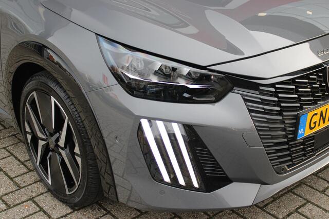 Peugeot 208 Hybrid 145PK e-DCS6 GT PACK | ELEKTRISCH VERSTELBARE BESTUURDERSSTOEL MET MASSAGE FUNCTIE | CAMERA VOOR + ACHTER | ALCANTARA BEKLEDING | DODEHOEK DETECTIE | ADAPTIVE CRUISE CONTROL | NAVIGATIE | DRAADLOZE APPLE CARPLAY/ANDROID AURO | PANORAMA DAK | ZWART