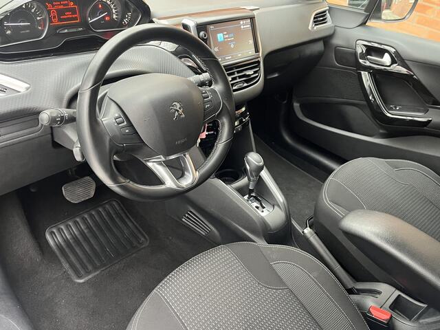 Peugeot 208 PureTech 110 Allure Automaat | Trekhaak | Panoramadak | Carplay | Camera | Automaat |