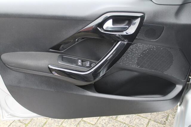 Peugeot 208 1.2 PURETECH ALLURE NAVI/5drs) d-riem vervangen!!