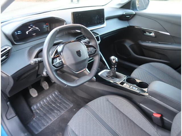 Peugeot 208 100 Pk Benzine * Allure * * Lichtmetalen Velgen * Dab Radio * Apple Carplay / Android Auto * Climate & Cruise Control * Parkeersensoren * Vingerhoets; Vierde generatie Eersteklas Service !