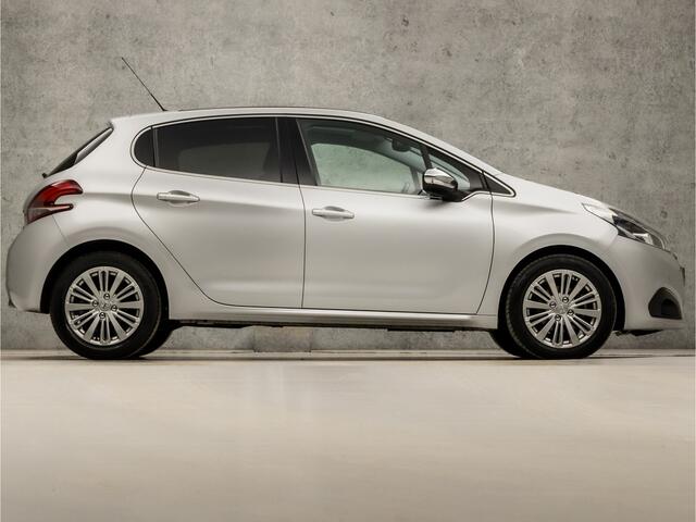 Peugeot 208 1.2 PureTech Allure Sport (PANORAMADAK, APPLE CARPLAY, NAVIGATIE, CLIMATE, GETINT GLAS, SPORTSTOELEN, CRUISE, LM VELGEN, NIEUWE APK, NIEUWSTAAT)