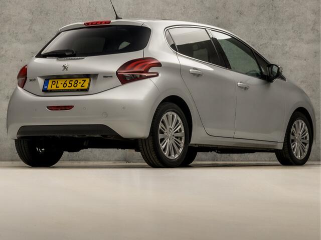 Peugeot 208 1.2 PureTech Allure Sport (PANORAMADAK, APPLE CARPLAY, NAVIGATIE, CLIMATE, GETINT GLAS, SPORTSTOELEN, CRUISE, LM VELGEN, NIEUWE APK, NIEUWSTAAT)