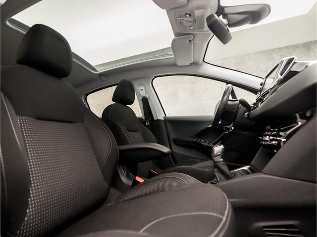 Peugeot 208 1.2 PureTech Allure Sport (PANORAMADAK, APPLE CARPLAY, NAVIGATIE, CLIMATE, GETINT GLAS, SPORTSTOELEN, CRUISE, LM VELGEN, NIEUWE APK, NIEUWSTAAT)