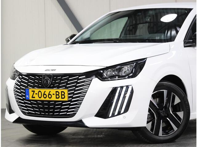 Peugeot 208 1.2 100PK Allure | AppleCarplay/AndroidAuto | Parkeersensoren | Trekhaak | FULL LED | Camera | Lederen Stuurwiel | Climate Control | Cruise Control | 16" LMV | Isofix | Privacy Glass |