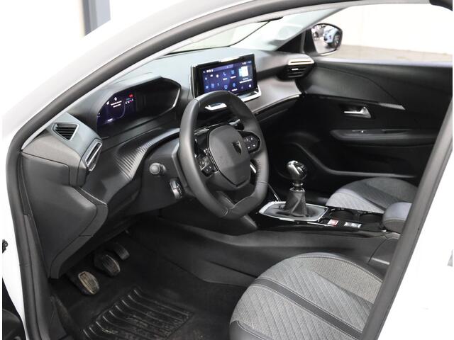 Peugeot 208 1.2 100PK Allure | AppleCarplay/AndroidAuto | Parkeersensoren | Trekhaak | FULL LED | Camera | Lederen Stuurwiel | Climate Control | Cruise Control | 16" LMV | Isofix | Privacy Glass |