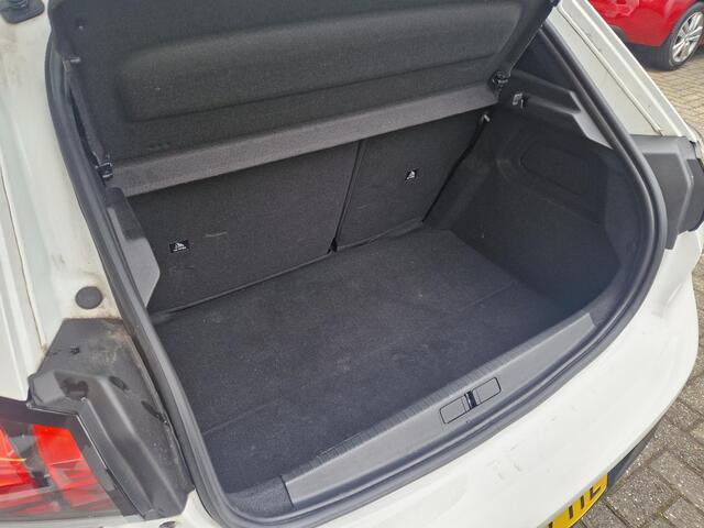 Peugeot 208 1.2 75pk Active Pack | Apple CarPlay/Android Auto | Parkeersensoren | Lichtmetalen velgen | Navigatie