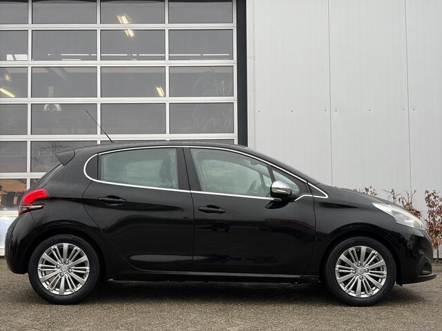 Peugeot 208 1.2 PureTech Blue Lease Executive 82pk | Nieuwe Distributieriem | Bluetooth | Cruise control | Electronic climate control | Navigatiesysteem full map | Parkeersensor achter | Trekhaak | Dealer onderhouden!