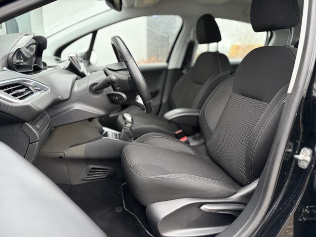 Peugeot 208 1.2 PureTech Blue Lease Executive 82pk | Nieuwe Distributieriem | Bluetooth | Cruise control | Electronic climate control | Navigatiesysteem full map | Parkeersensor achter | Trekhaak | Dealer onderhouden!