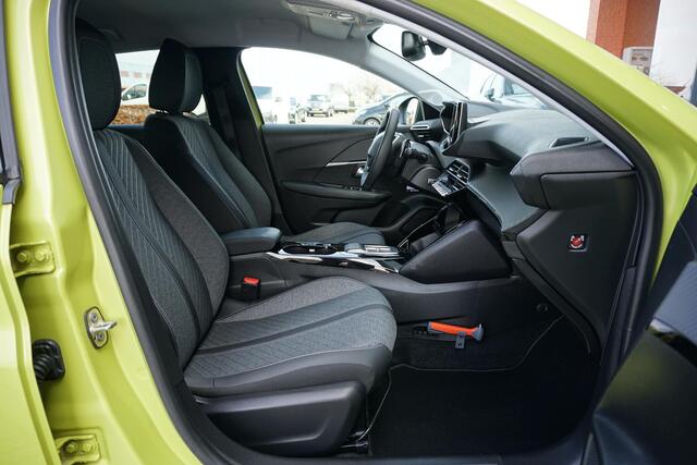 Peugeot 208 Hybrid 100 e-DCS6 Allure + CAMERA / KEYLESS / CARPLAY