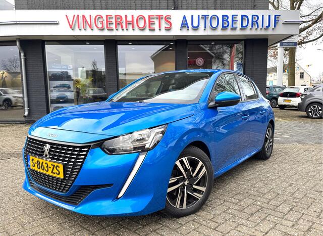 Peugeot 208 100 Pk. Benzine Allure * AUTOMAAT * 1/2 Lederen interieur * Keyless Start Button * Parkeersensoren * Climate & Cruise Control * L.M. Velgen * Apple Carplay / Android Auto * Vingerhoets; Vierde Generatie Eersteklas Service. Al meer dan 100 jaar een begrip 