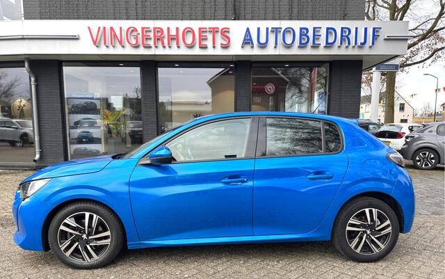 Peugeot 208 100 Pk. Benzine Allure * AUTOMAAT * 1/2 Lederen interieur * Keyless Start Button * Parkeersensoren * Climate & Cruise Control * L.M. Velgen * Apple Carplay / Android Auto * Vingerhoets; Vierde Generatie Eersteklas Service. Al meer dan 100 jaar een begrip 