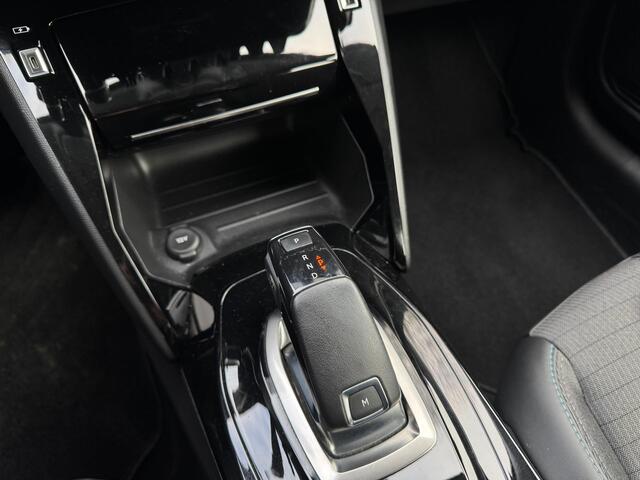 Peugeot 208 100 Pk. Benzine Allure * AUTOMAAT * 1/2 Lederen interieur * Keyless Start Button * Parkeersensoren * Climate & Cruise Control * L.M. Velgen * Apple Carplay / Android Auto * Vingerhoets; Vierde Generatie Eersteklas Service. Al meer dan 100 jaar een begrip 