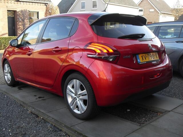 Peugeot 208 1.2 PureTech Signature, 5Drs. Dealer onderouden