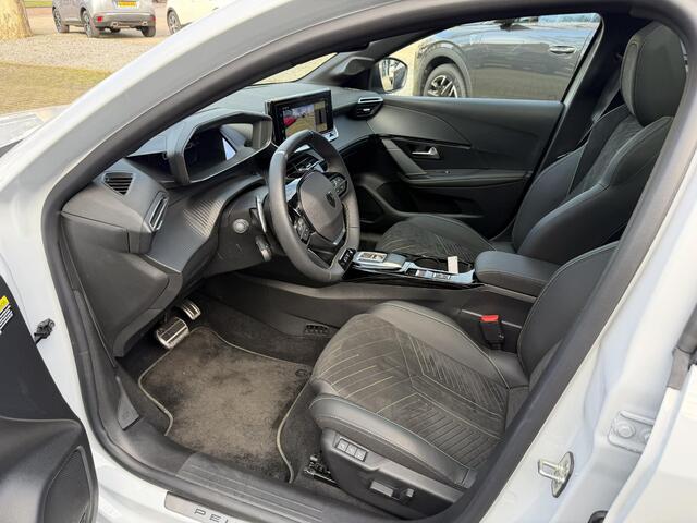 Peugeot 208 1.2 Hybrid 145 e-DCS6 GT Meest Complete Uitvoering! | Panoramadak | Alcantara Stoelen met Verwarming en Massage | Navigatie | Cruise Control | 360 Graden Camera | Full LED Verlichting | 17" Lichtmetalen Velgen | Parkeersensoren V+A |