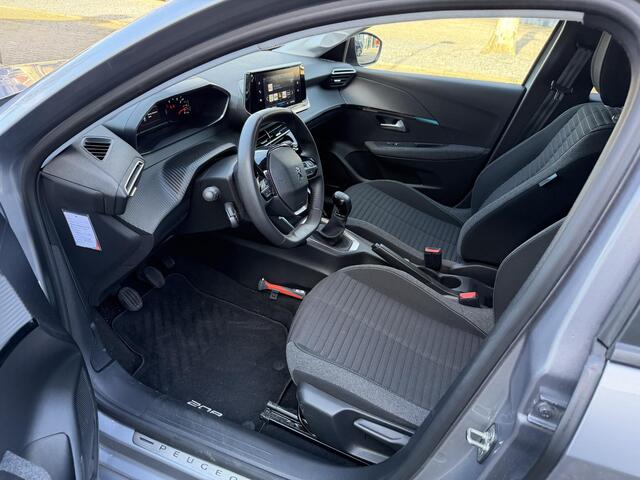 Peugeot 208 1.2 Style | Navigatie | Camera | LED Koplampen | Touch Screen | Extra Getinte zijruiten achter | 16' Inch LM Velgen | Apple Carplay | Cruise Control | Airco.