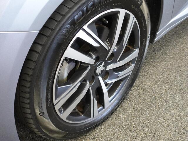 Peugeot 208 1.2 PureTech 100pk Automaat Allure Pack | Navigatie | Navigatie | Apple Carplay/Android Auto | Camera | Parkeersensor achter | Cruise Control | Virtual Cockpit | Climate Control | Getinte ramen