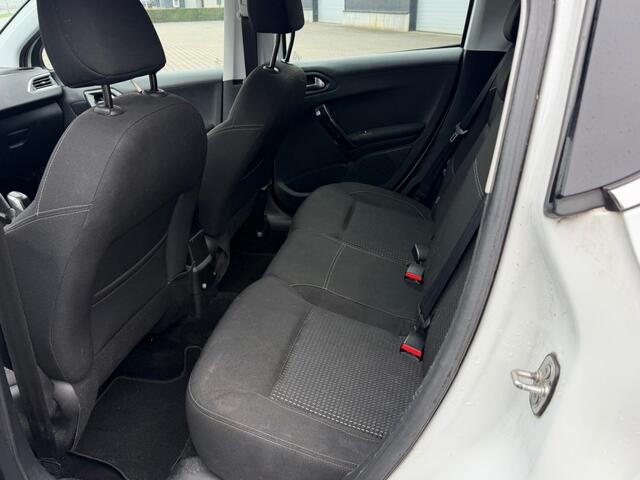 Peugeot 208 1.2 PURETECH ALLURE / NIEUWE D RIEM / VERSNELLINGSBAK