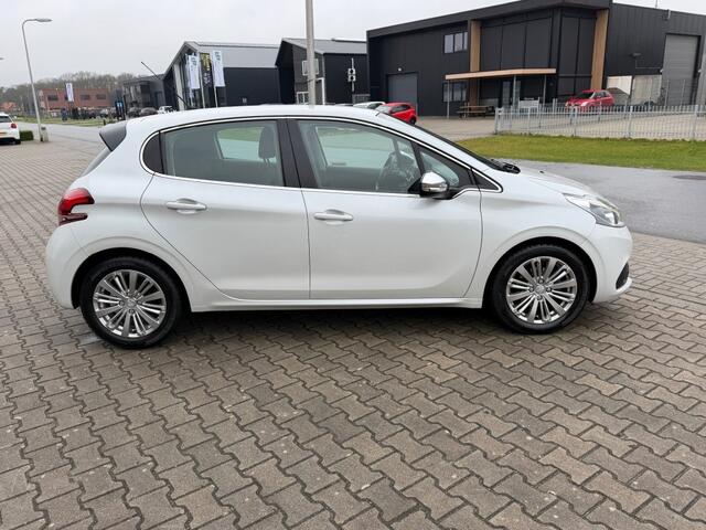 Peugeot 208 1.2 PURETECH ALLURE / NIEUWE D RIEM / VERSNELLINGSBAK