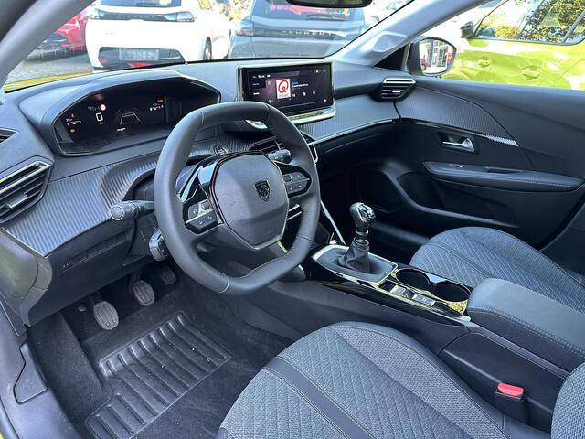 Peugeot 208 1.2 Turbo 100 PK Allure | Facelift Type | Trekhaak 1200 KG | Keyless Entry | Navigatie via Telefoon | 360 Graden Camera | Adaptieve Cruise Control | LED Verlichting | Stoelverwarming | Climate Control | Dode Hoek Detectie | Voor + Achter Parkeersensoren |