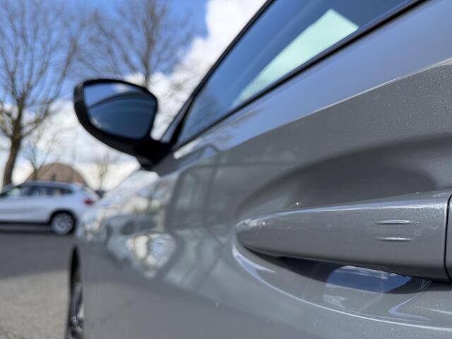 Peugeot 208 1.2 Hybrid 110 e-DCS6 Allure VAN ¤25.900,- NU VOOR SLECHTS ¤22.877,- Uw LENTEVOORDEEL ¤3.023,-FABRIEKSGARANTIE t/m 03-2027 | TOPSTAAT! | KEYLESS ENTRY | APPLE CARPLAY-ANDROID AUTO| PARKEERSENSOREN VOOR EN ACHTER |