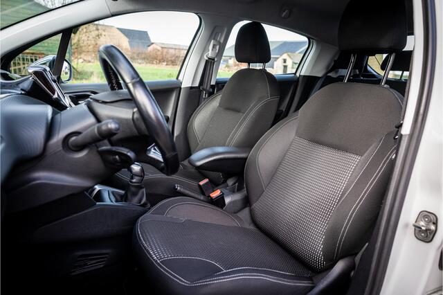 Peugeot 208 1.2 PureTech Allure Parelmoer Camera Navi 16"
