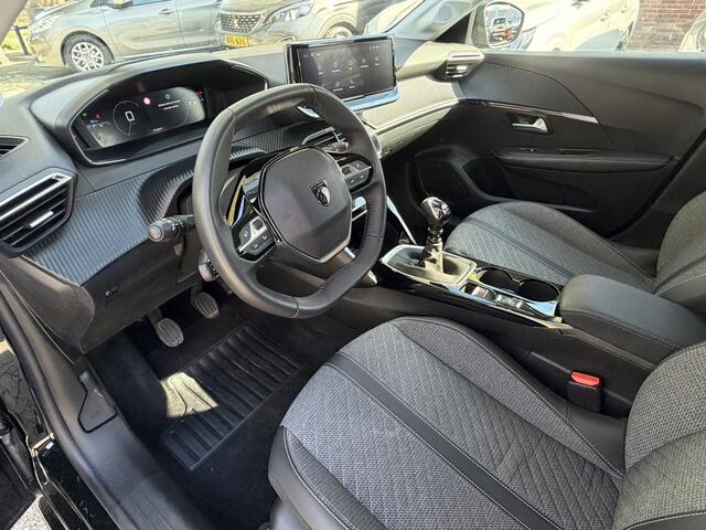 Peugeot 208 100 Pk Benzine * Sportieve Allure * Navigatie & Spotify draadloos via Apple Carply / Android Auto op groot Touch Screen scherm * L.M. Velgen * Parkeersensoren * Climate & Cruise Control * Vingerhoets; Vierde Generatie Eersteklas Service. Al meer dan 100 j