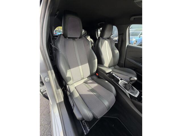 Peugeot 208 100pk GT (Camera - Keyless Entry - Parkeersensoren V+A - LED - Navigatie - Automatische Airco - Draadloos laden - Apple Carplay - 3D Cockpit)