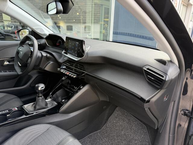 Peugeot 208 1.2 Turbo 100 PK Allure | Navigatie | All season banden | Keyless Entry/Start | Climate Control | Stoelverwarming | LED Verlichting | Camera | Parkeersensoren | Cruise Control | Lichtmetalen Velgen | Half Lederen Bekleding |