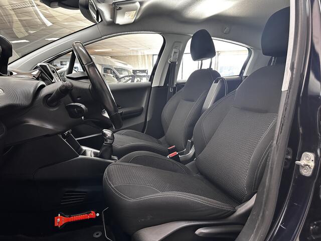 Peugeot 208 1.2 PureTech Blue Lease Executive /D-Riem Verv. 111.000KM! /Trekhaak! /Apple + Android /Navi /Climat /Cruise /Elek. pakket /Bluetooth /Regensensor /16"LMV /LED Dagrijverl. /PDC /Mistlampen.