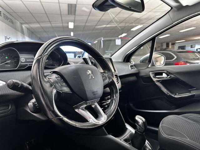 Peugeot 208 1.2 PureTech Blue Lease Executive /D-Riem Verv. 111.000KM! /Trekhaak! /Apple + Android /Navi /Climat /Cruise /Elek. pakket /Bluetooth /Regensensor /16"LMV /LED Dagrijverl. /PDC /Mistlampen.