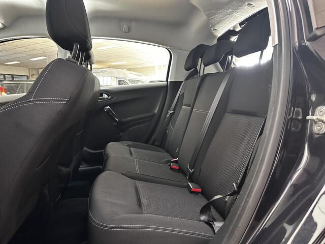 Peugeot 208 1.2 PureTech Blue Lease Executive /D-Riem Verv. 111.000KM! /Trekhaak! /Apple + Android /Navi /Climat /Cruise /Elek. pakket /Bluetooth /Regensensor /16"LMV /LED Dagrijverl. /PDC /Mistlampen.