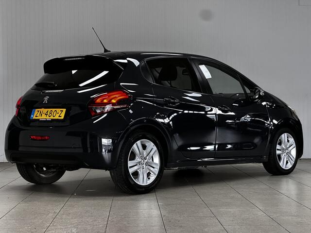 Peugeot 208 1.2 PureTech Signature/ D-Riem verv: 56.000 KM!/ Apple + Android/ DAB+/ Dakspoiler/ Navi/ Extra getint glas/ Airco/ Cruise/ Elek. pakket/ Isofix/ Bluetooth/ Armsteun/ Multi. LEDER. Stuur/ Mistl./ PDC/ LED Dagrijverl
