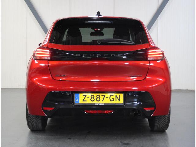 Peugeot 208 Hybrid 100PK e-DCS6 Allure | 1ste eigenaar | AppleCarplay/AndroidAuto | AUTOMAAT | Parkeersensoren | FULL LED | Navigatie | Lederen Stuurwiel | Climate Control | Cruise Control | 16" LMV | Isofix | Privacy Glass |